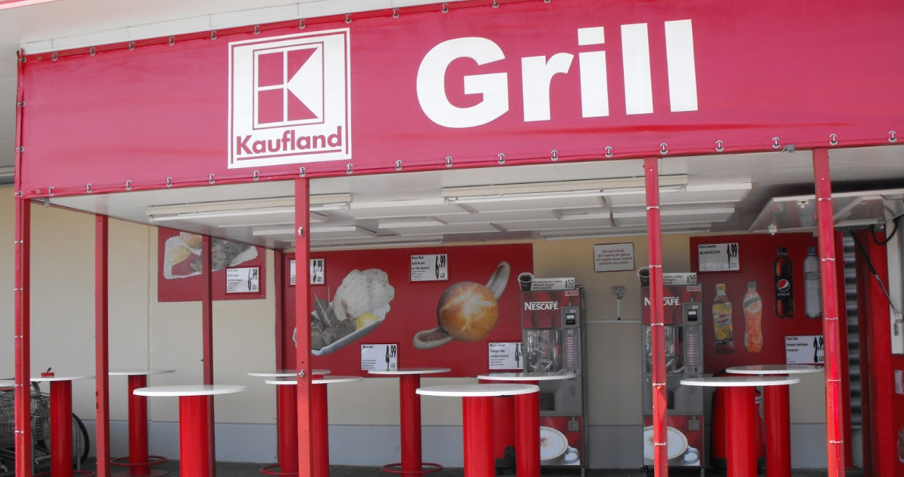 Kaufland Grill 2026 – meniu complet, prețuri actualizate și informații utile 1 Meniu Kaufland Grill cu preparate la grătar și prețuri afișate